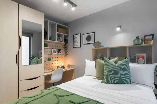 4 Bed Classic Ensuite room image 1