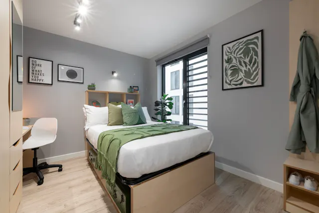 4 Bed Classic Ensuite room image 2