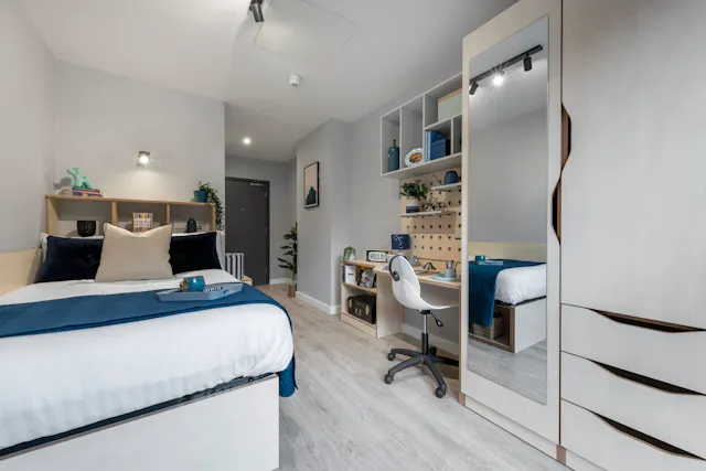 4 Bed Premium En Suite room image 1