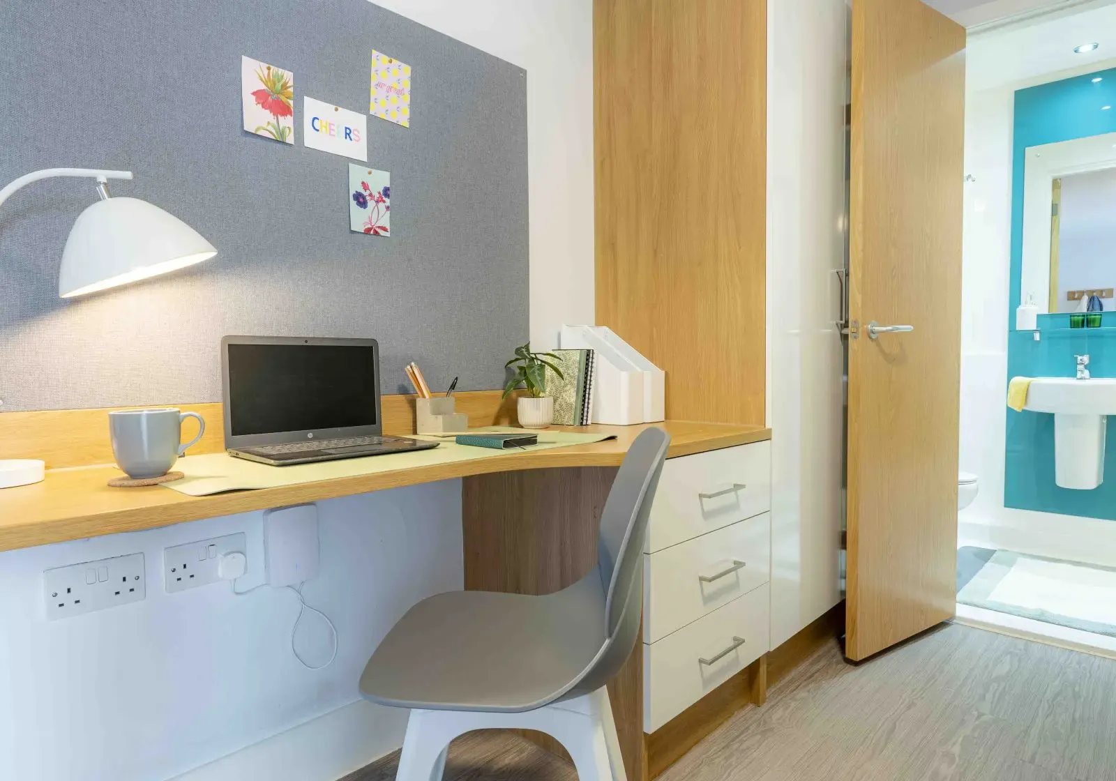 Gold En Suite