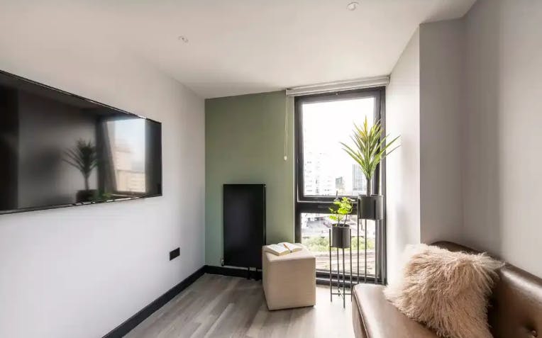 5 Bed Apartment Larger Room