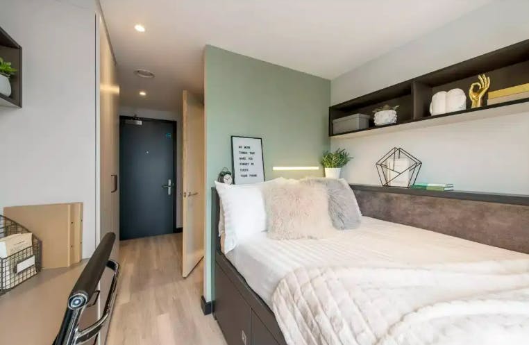 5 Bed Apartment Larger Room