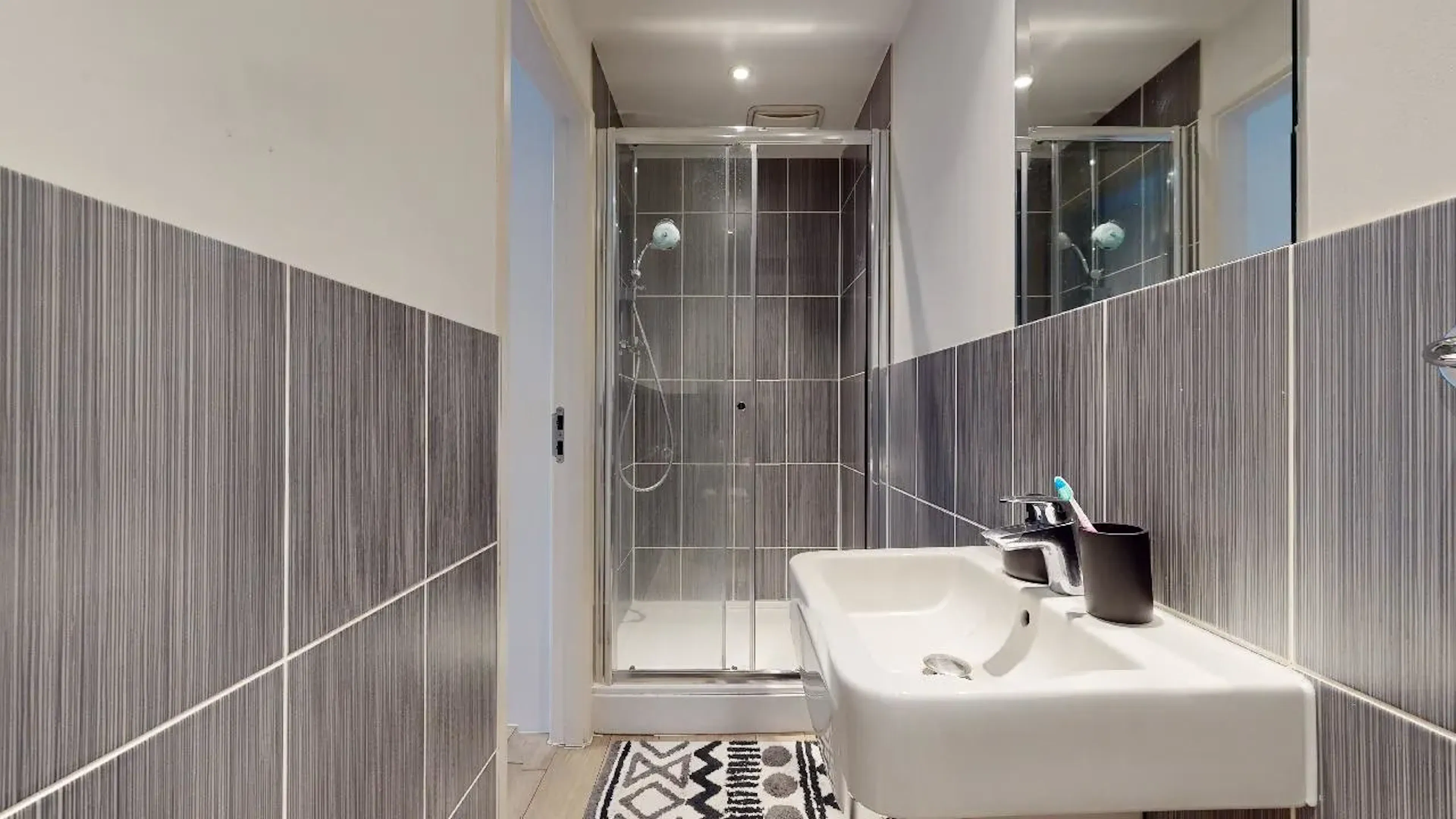 5 Bed Cluster En-suite BATHROOM 3