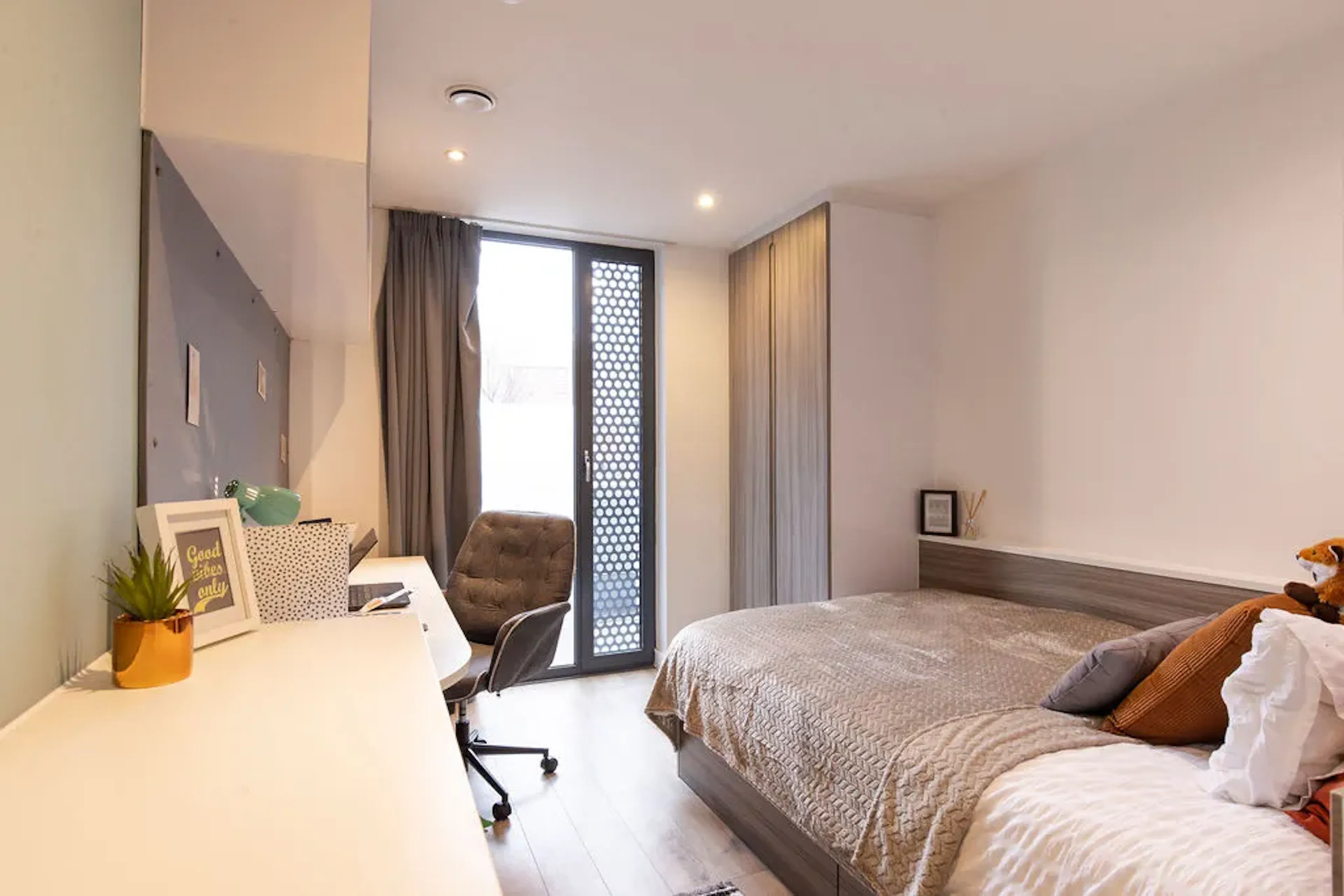 5 Bed Cluster En-suite ROOM 2