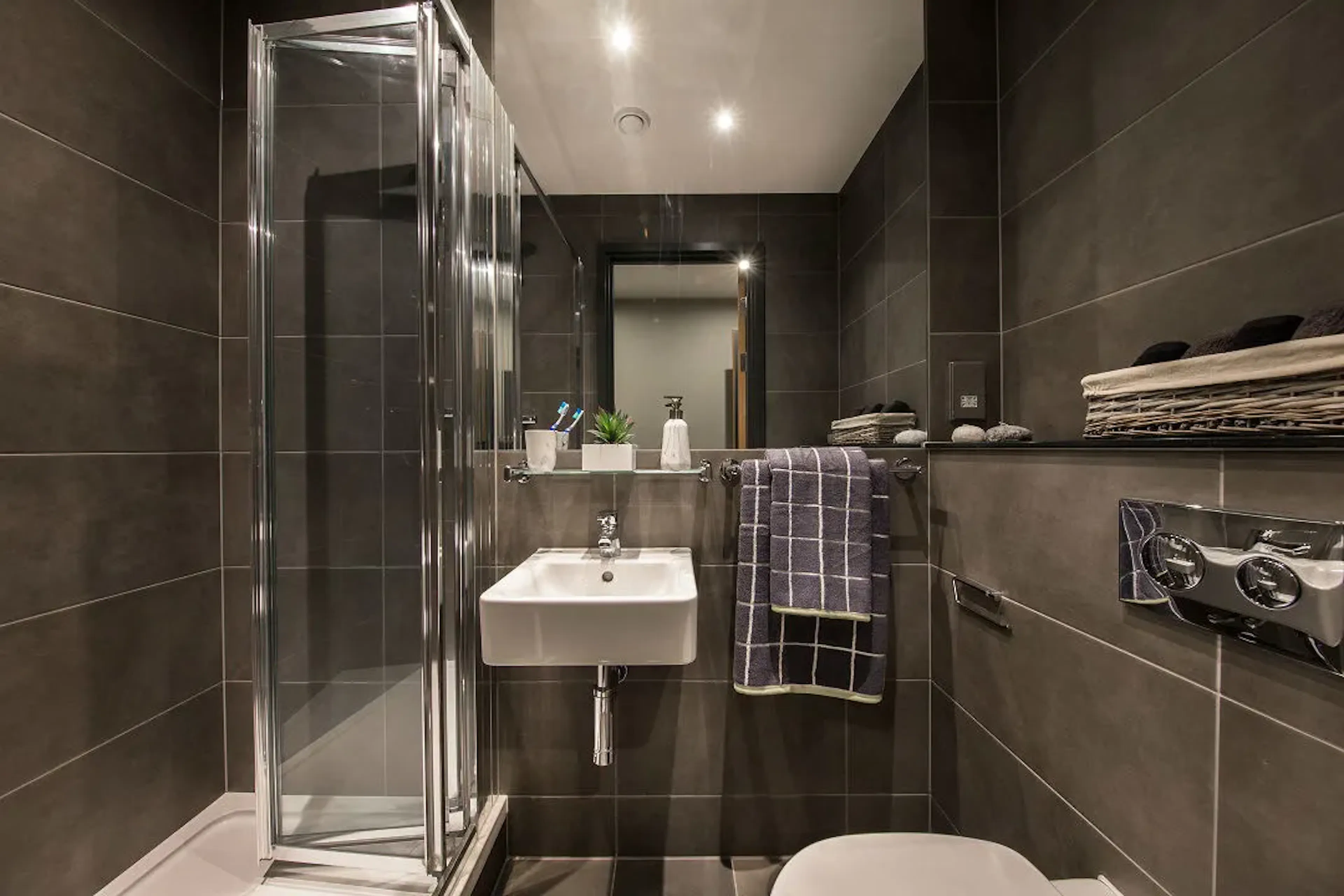 5 Bed Cluster En-suite BATHROOM 2