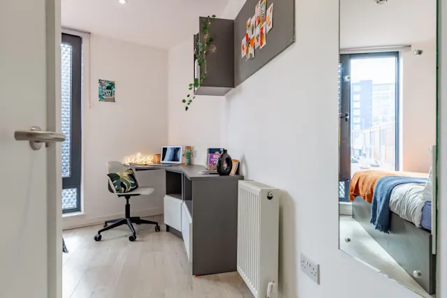 5 Bed Cluster En-suite room image 2