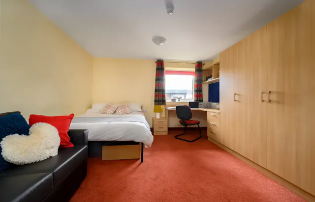 5 Bed Deluxe Ensuite room image 1
