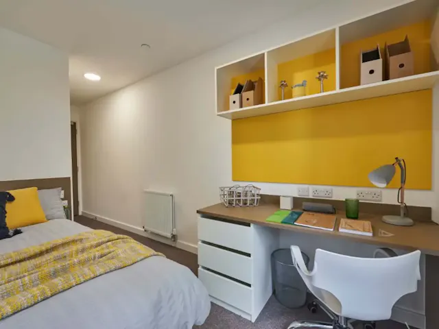 5 Bed Ensuite room image 2