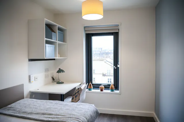 5 Bed Ensuite room image 1