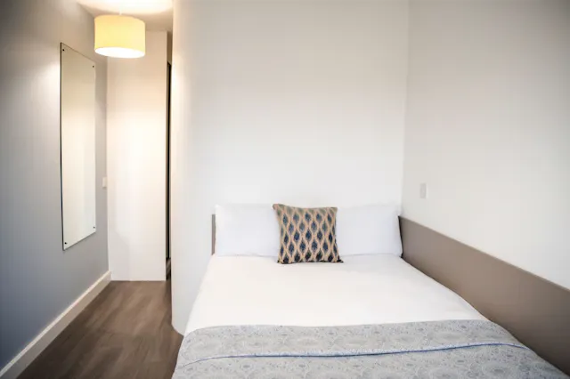 5 Bed Ensuite room image 2
