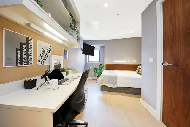 5 Bed Ensuite room image 2