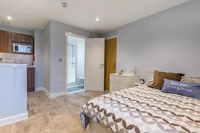 5 Bed Standard Studio room image 1