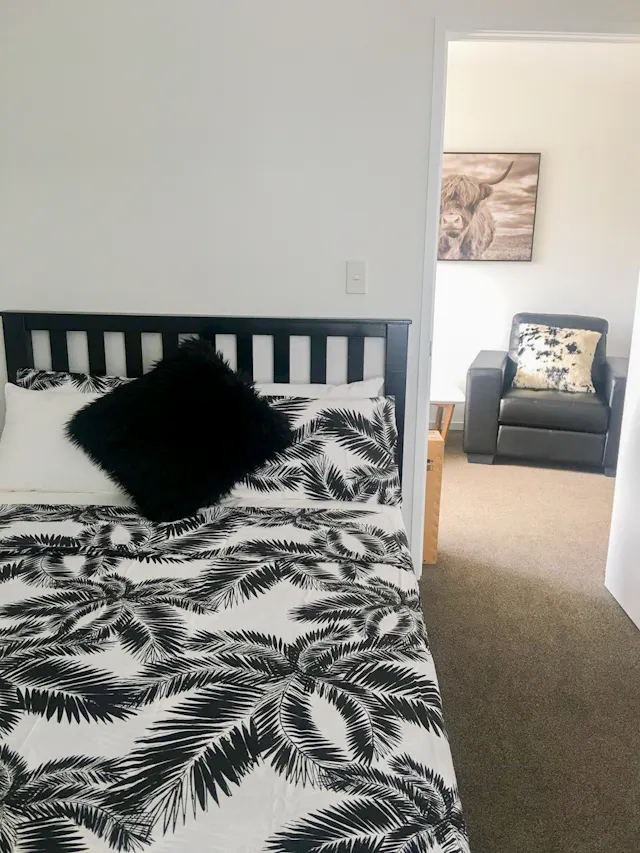 Apartment 5 (4 bedrooms & 1 bathroom) room image 2