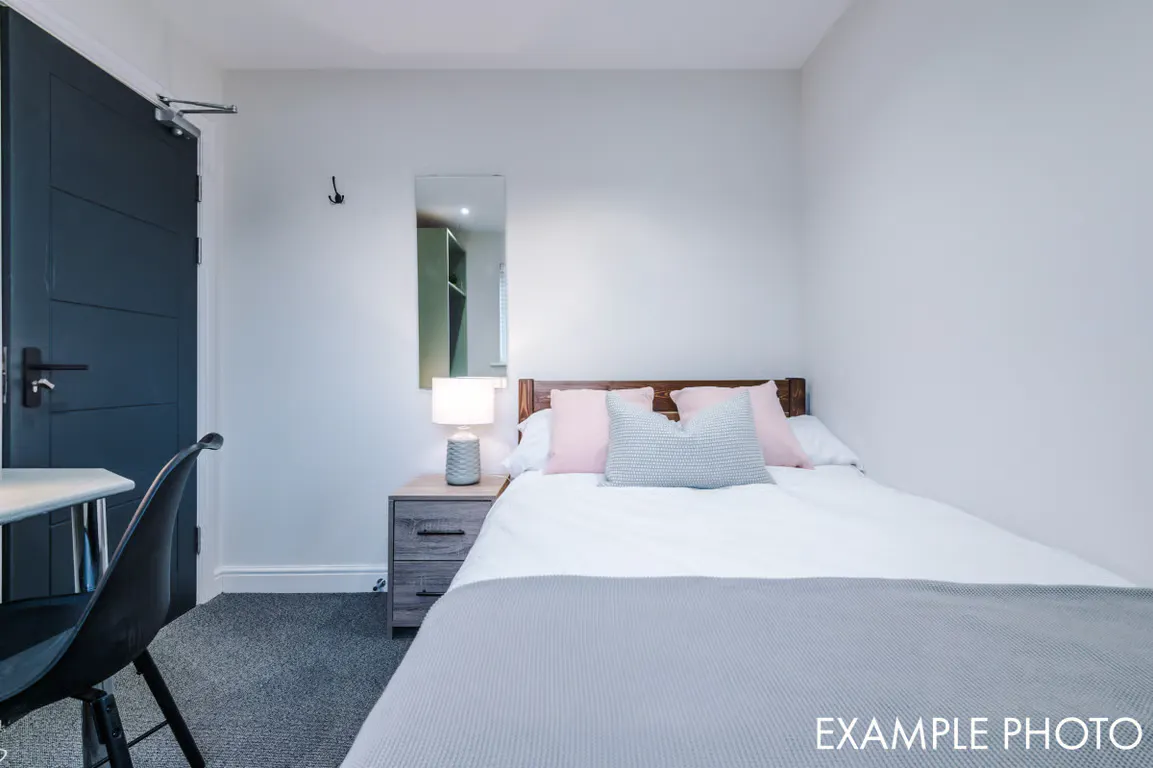 5 Bedroom Apartment ROOM 1