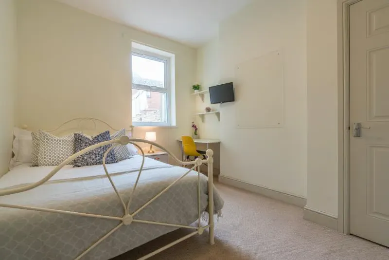 7 Bedroom Apartment ROOM 4