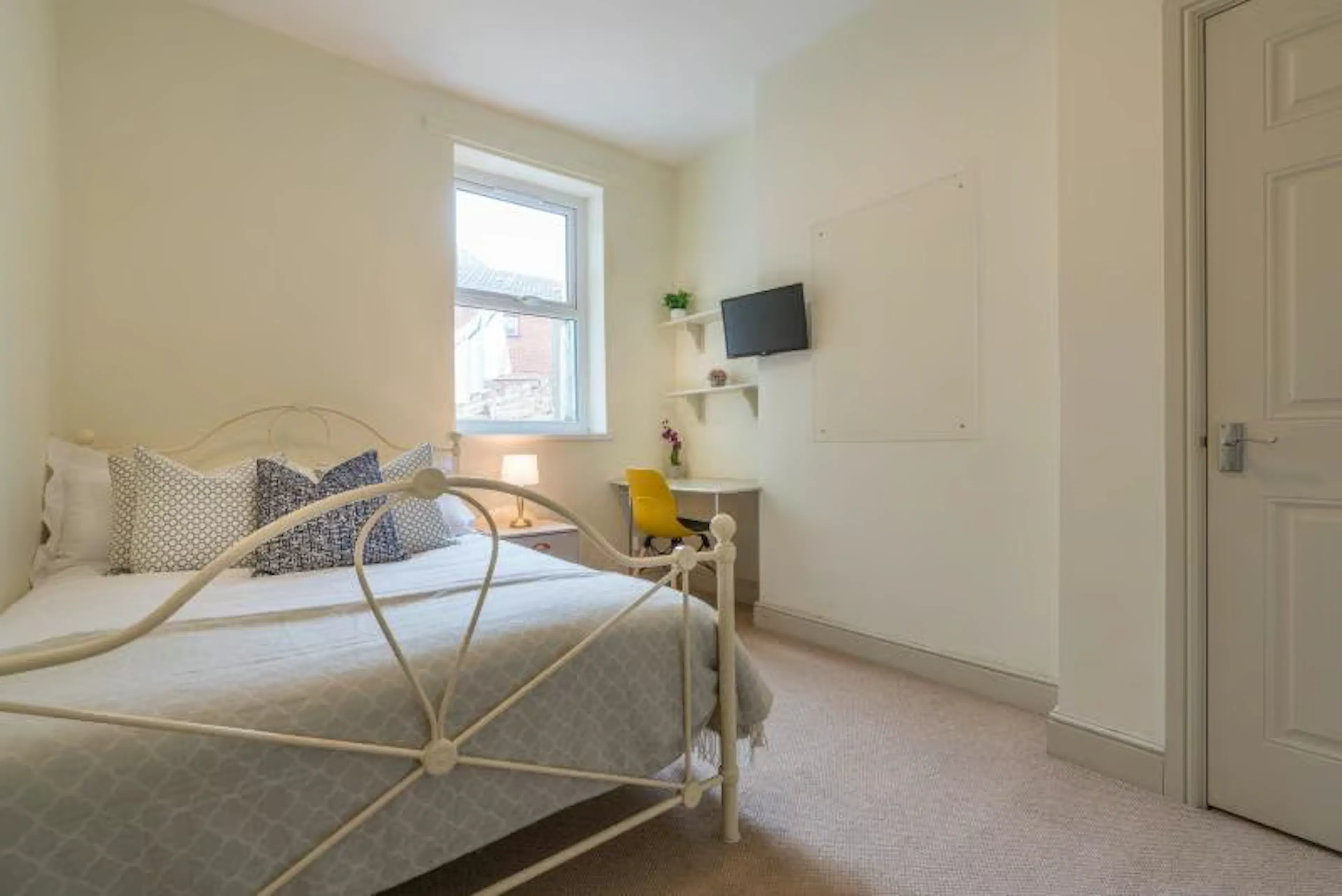 7 Bedroom Apartment ROOM 4
