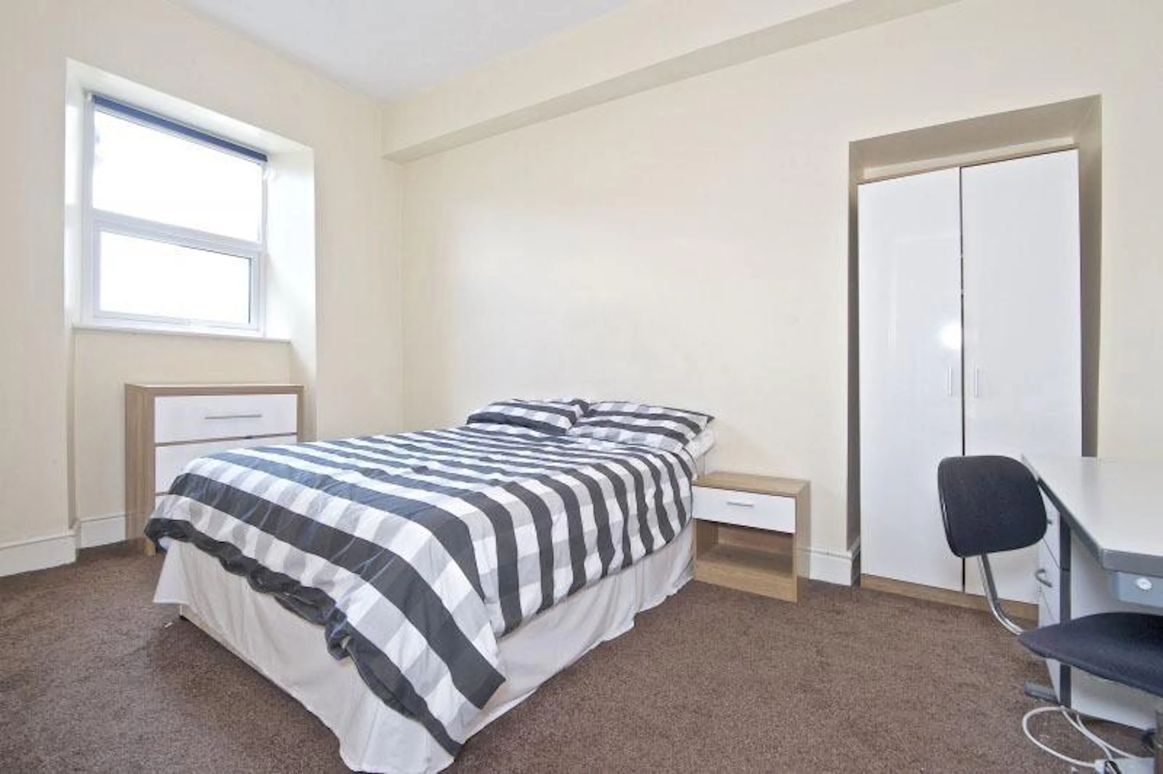 5 Bedroom Apartment ROOM 1