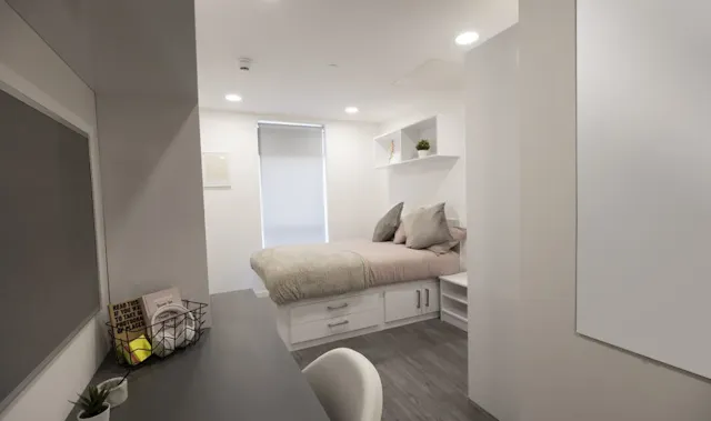 5 Bed Classic En-suite room image 1