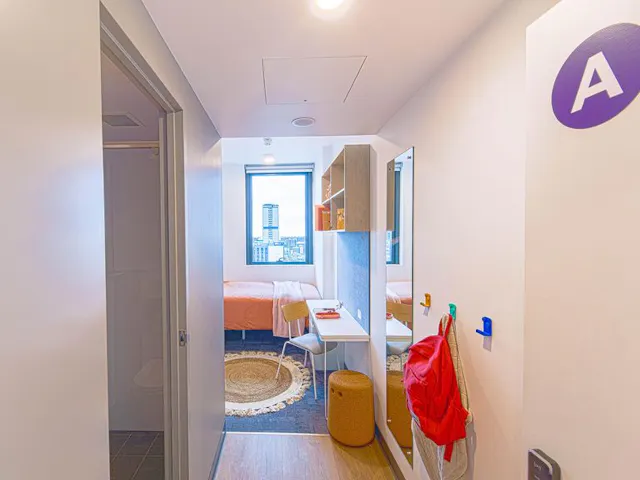 5 Bed Ensuite room image 1