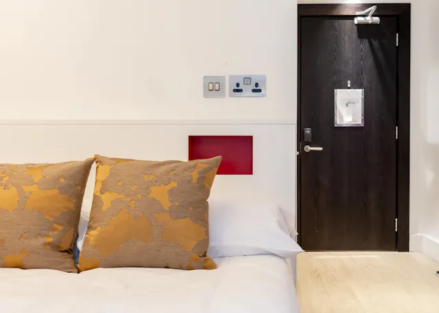 Classic Ensuite Mid Level room image 3