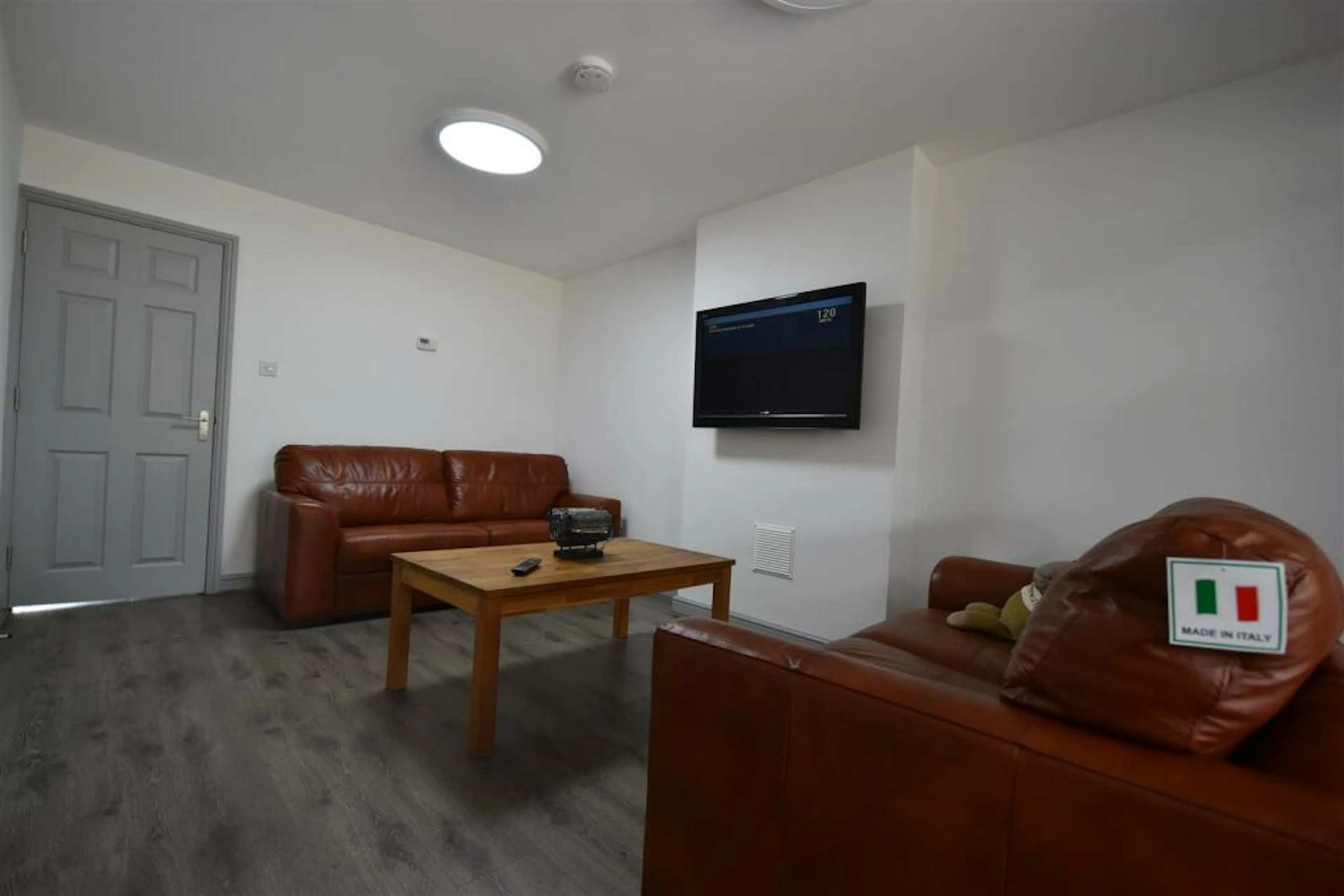 5 Bedroom Apartment ROOM 3