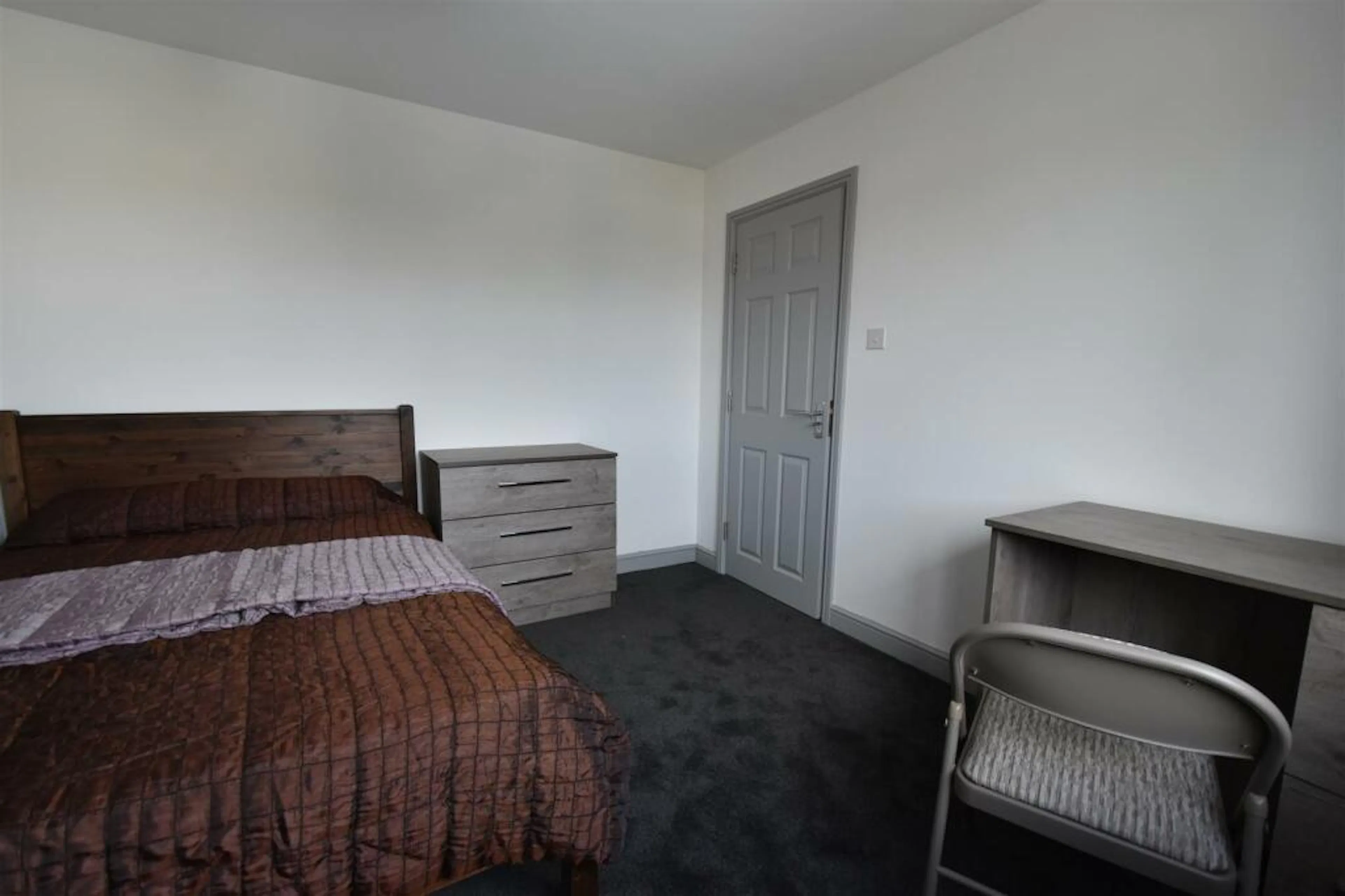 5 Bedroom Apartment ROOM 2