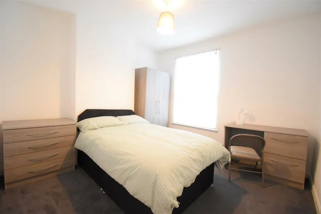 3 Bedroom With Extra Workspace ROOM 1