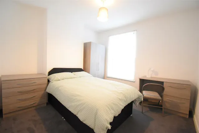 3 Bedroom With Extra Workspace room image 2