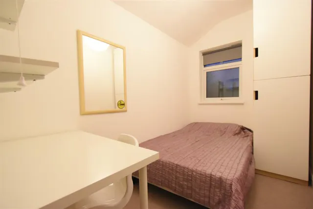3 Bedroom With Extra Workspace room image 1