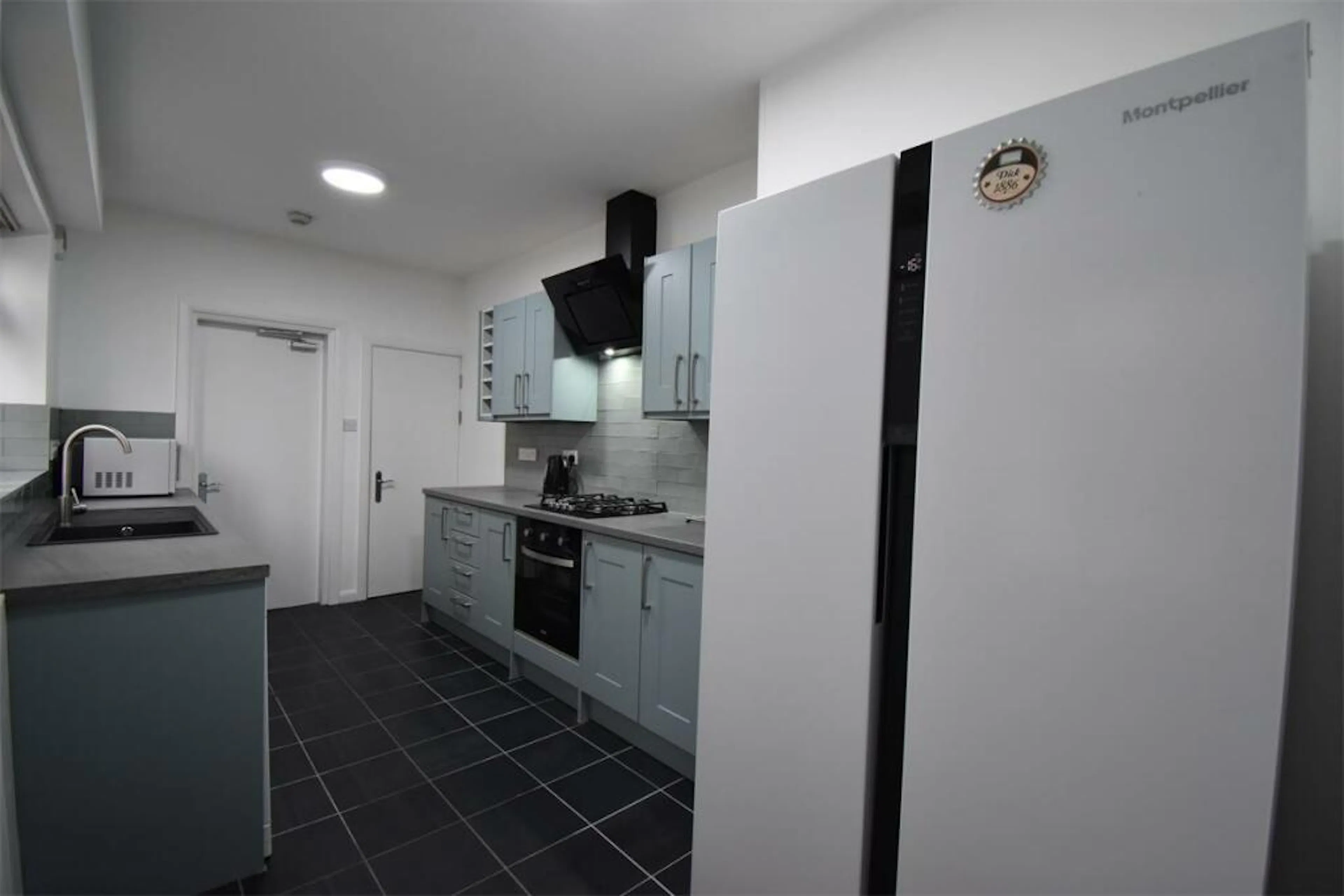 4 Bed Apartment KITCHEN 2