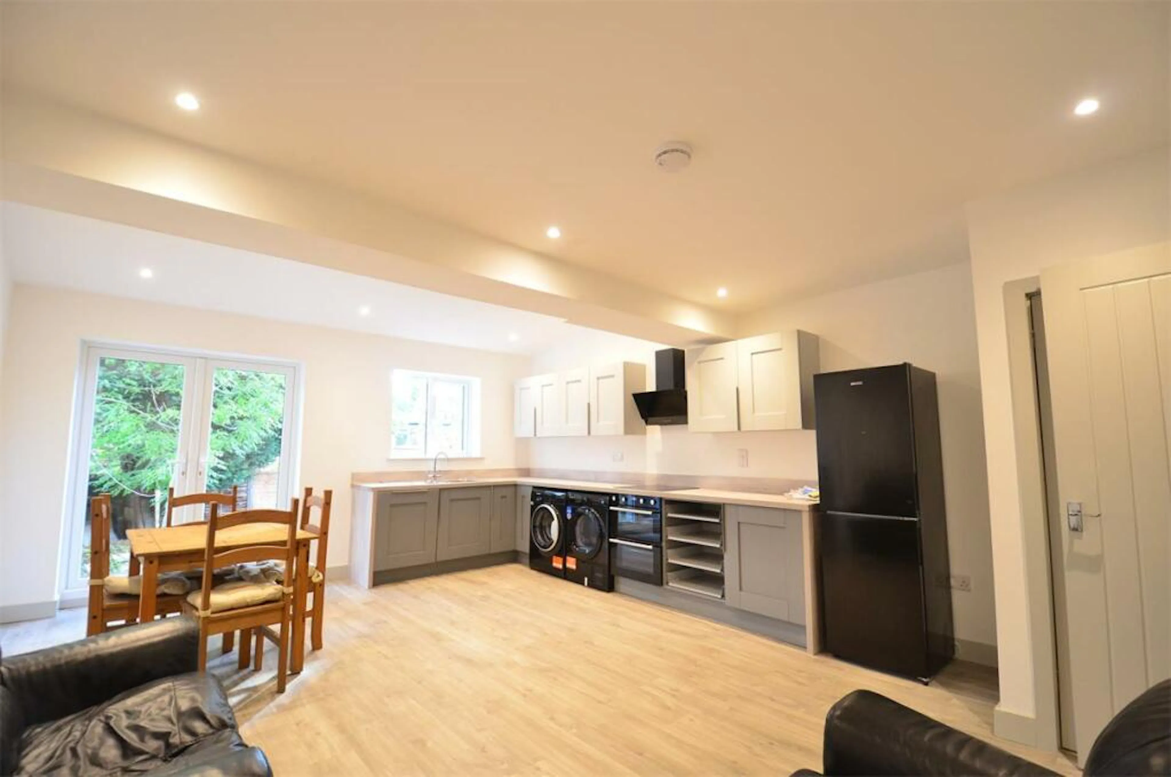 4 Bed Apartment KITCHEN 2