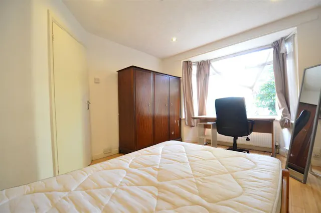 4 Bed Apartment room image 2
