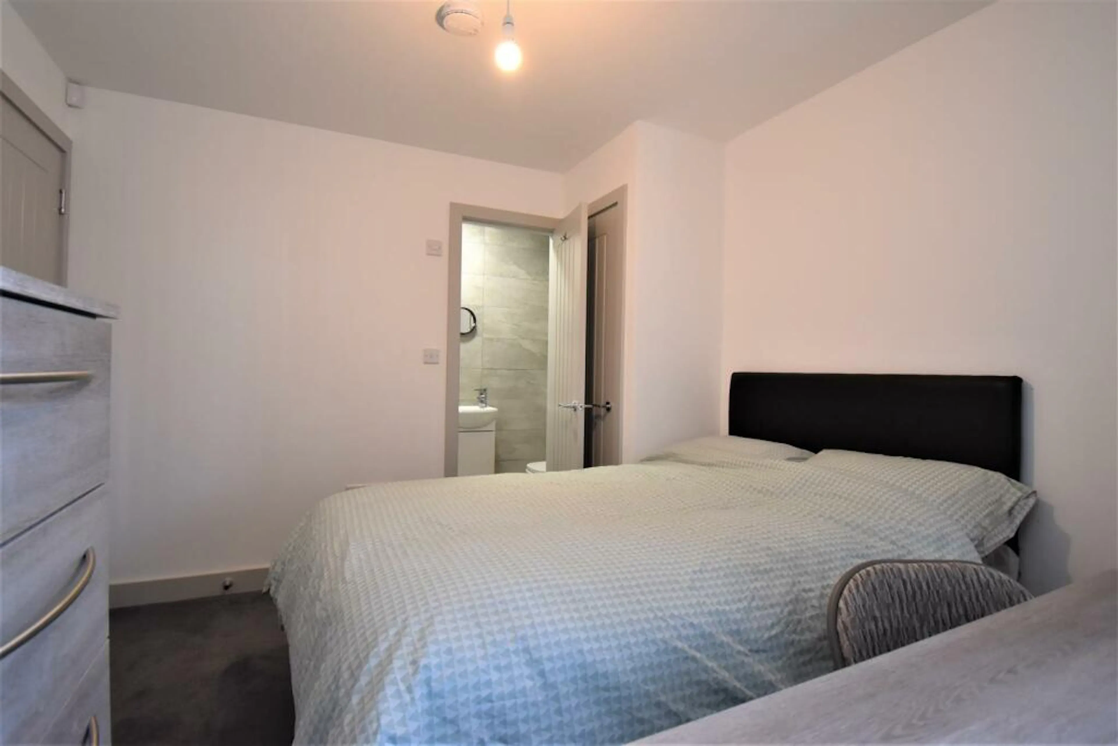 6 Bedroom Apartment ROOM 1