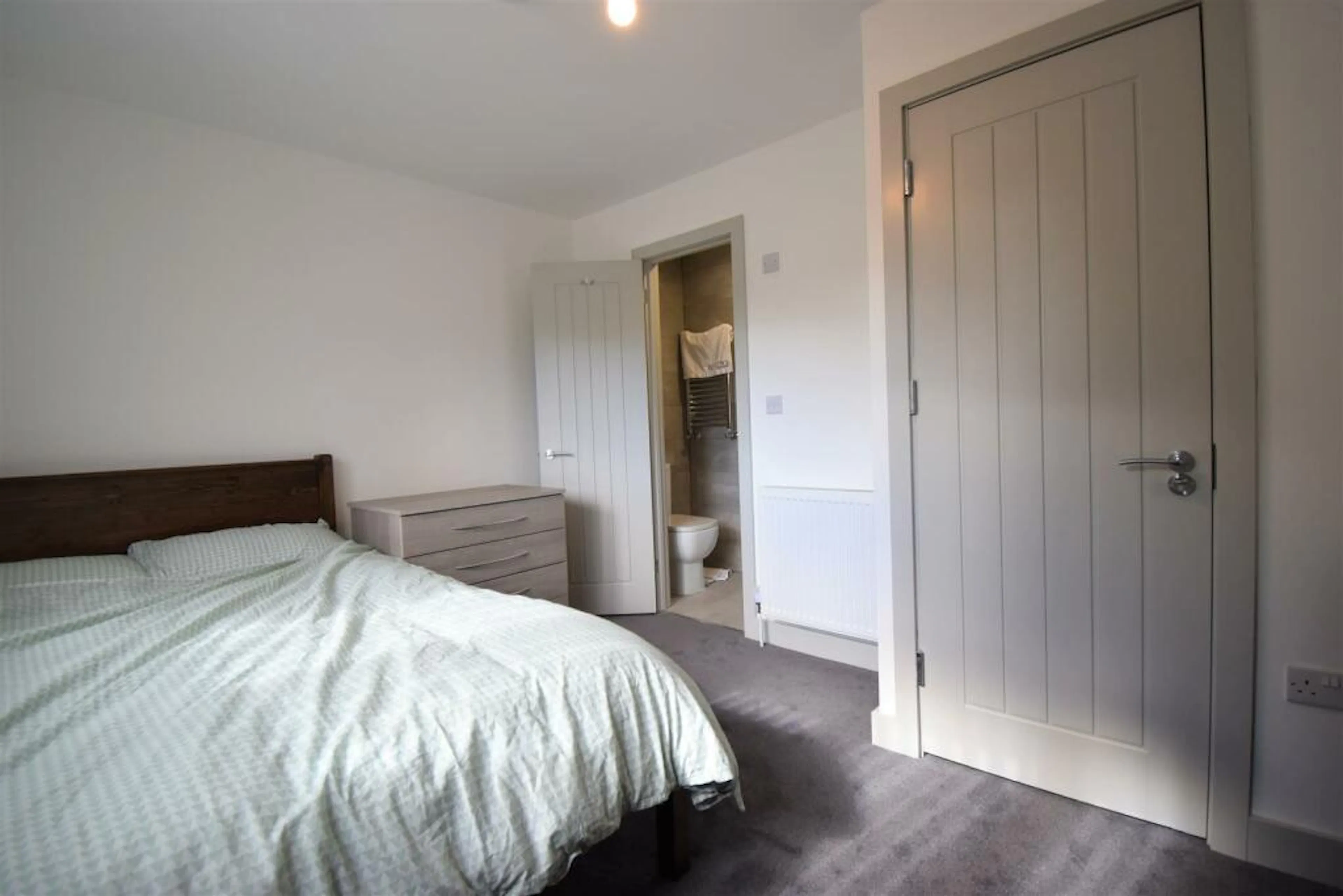 6 Bedroom Apartment ROOM 2