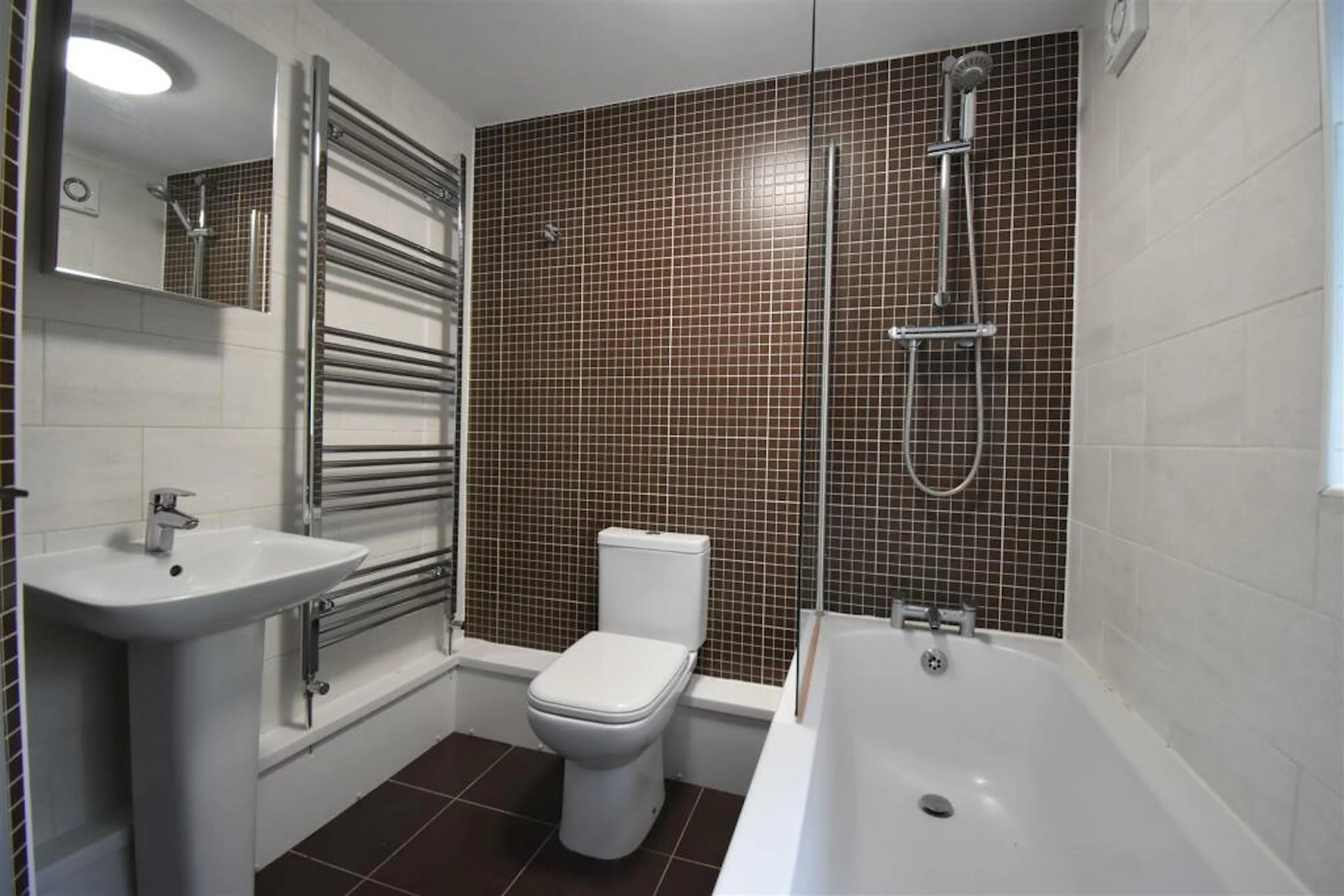 5 Bedroom Apartment BATHROOM 3