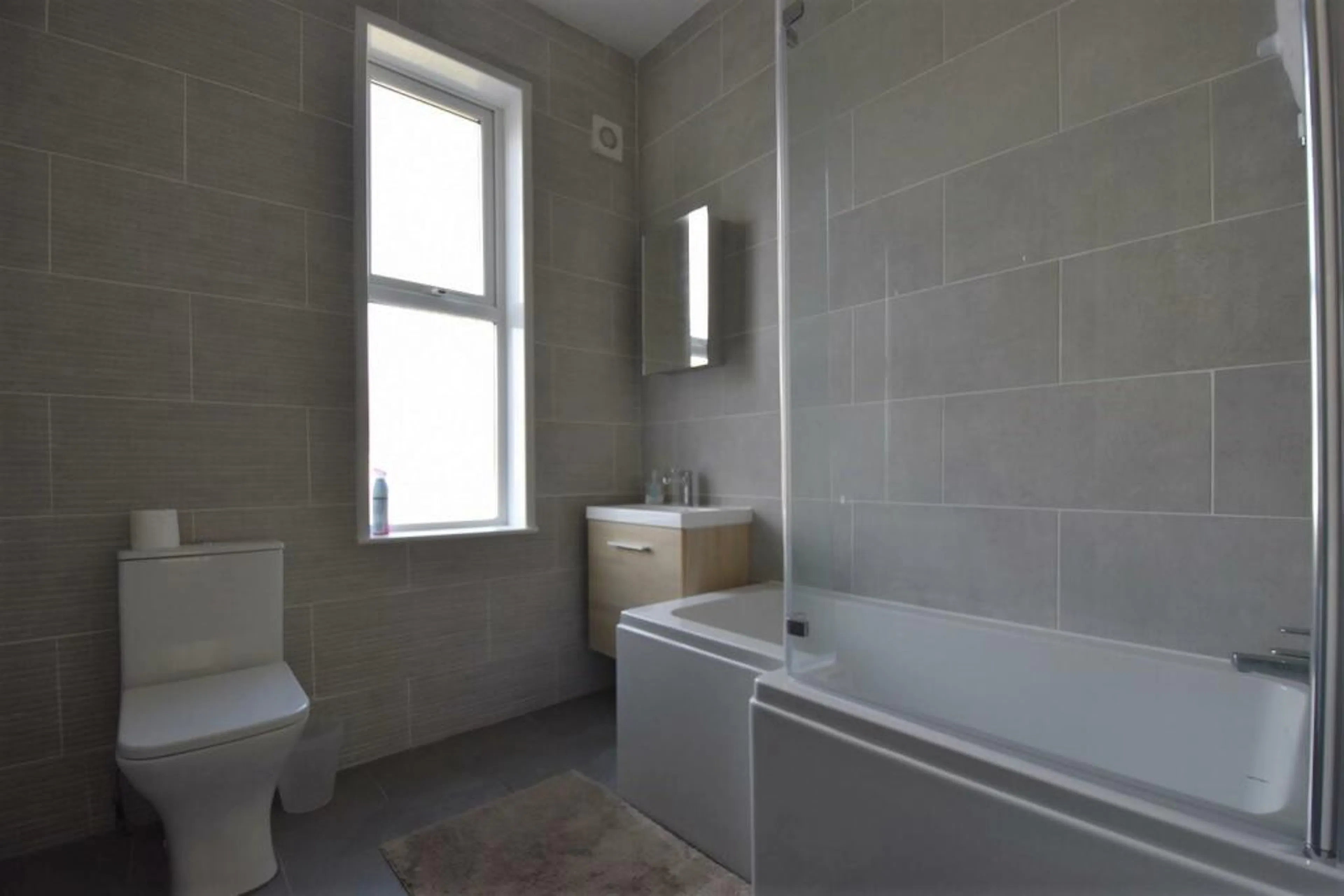 5 Bedroom Apartment BATHROOM 1