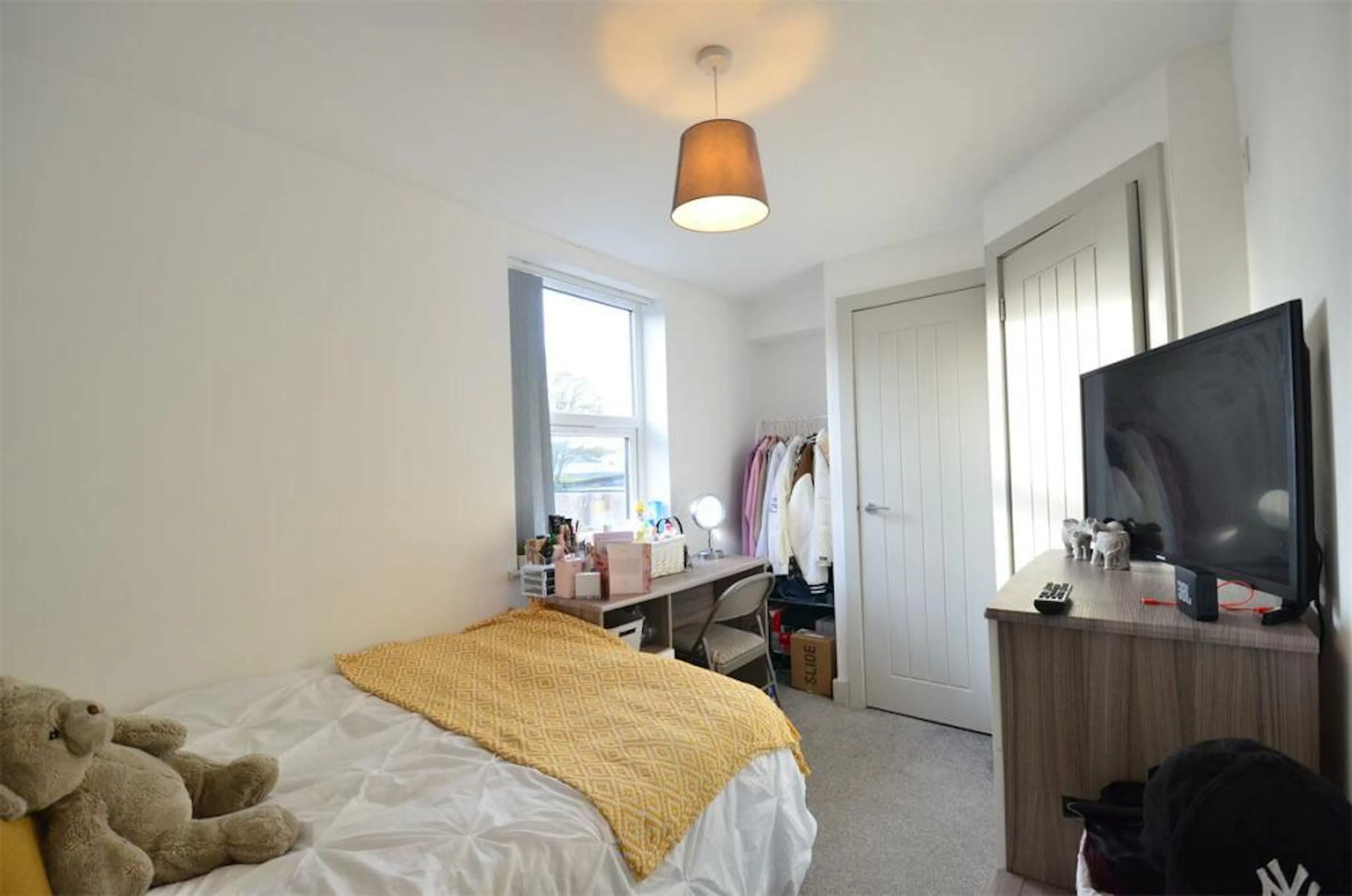 7 Bedroom Apartment ROOM 2