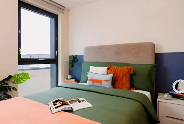 Ensuite: Three Bed Flat Extra Large High Double room image 1