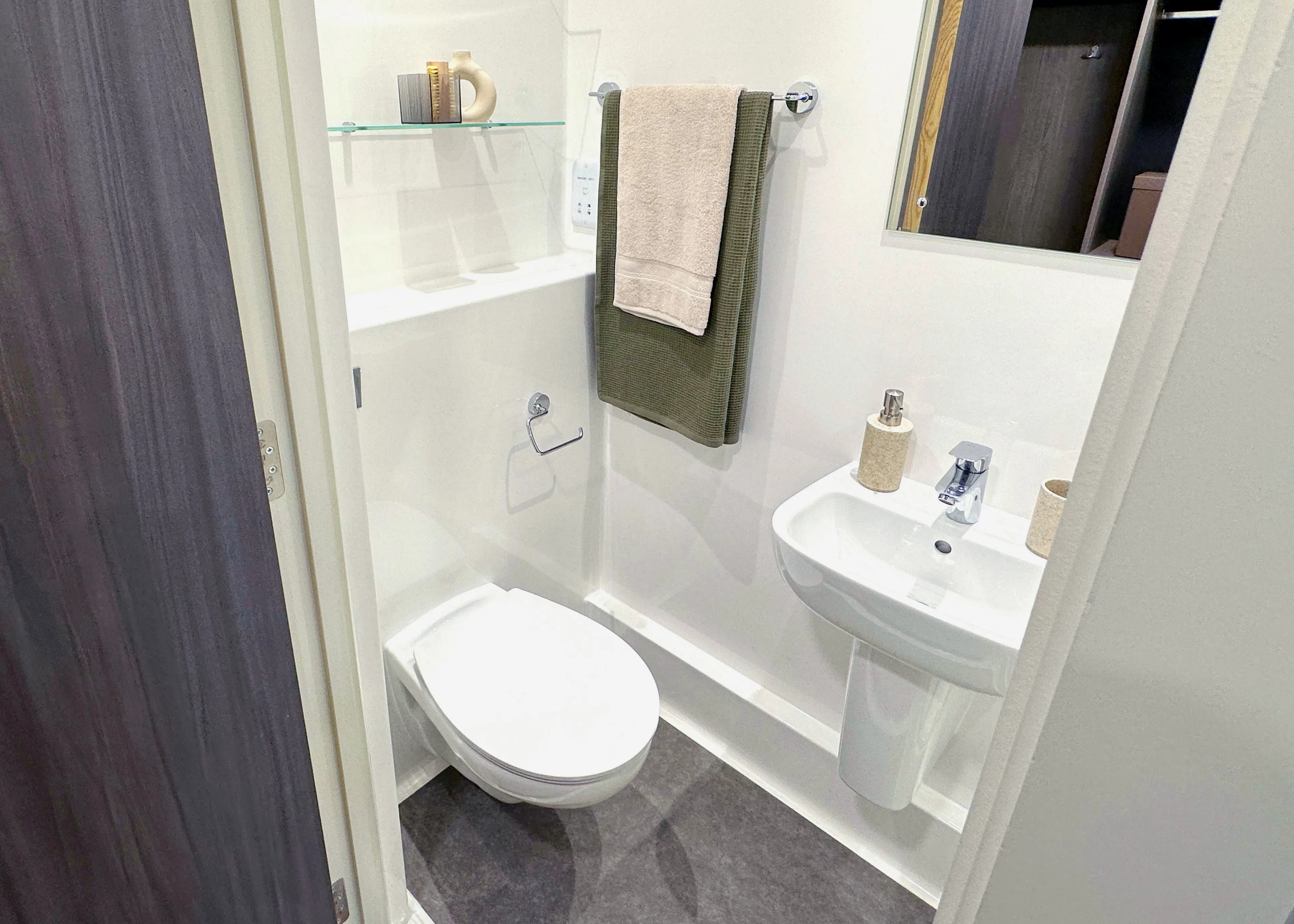 Premium Studio BATHROOM 4
