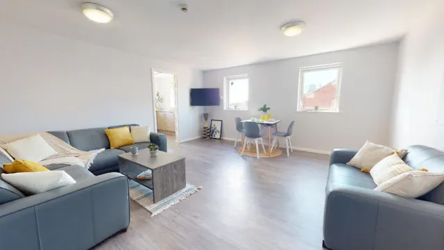 Silver Three Bed Apartment room image 6