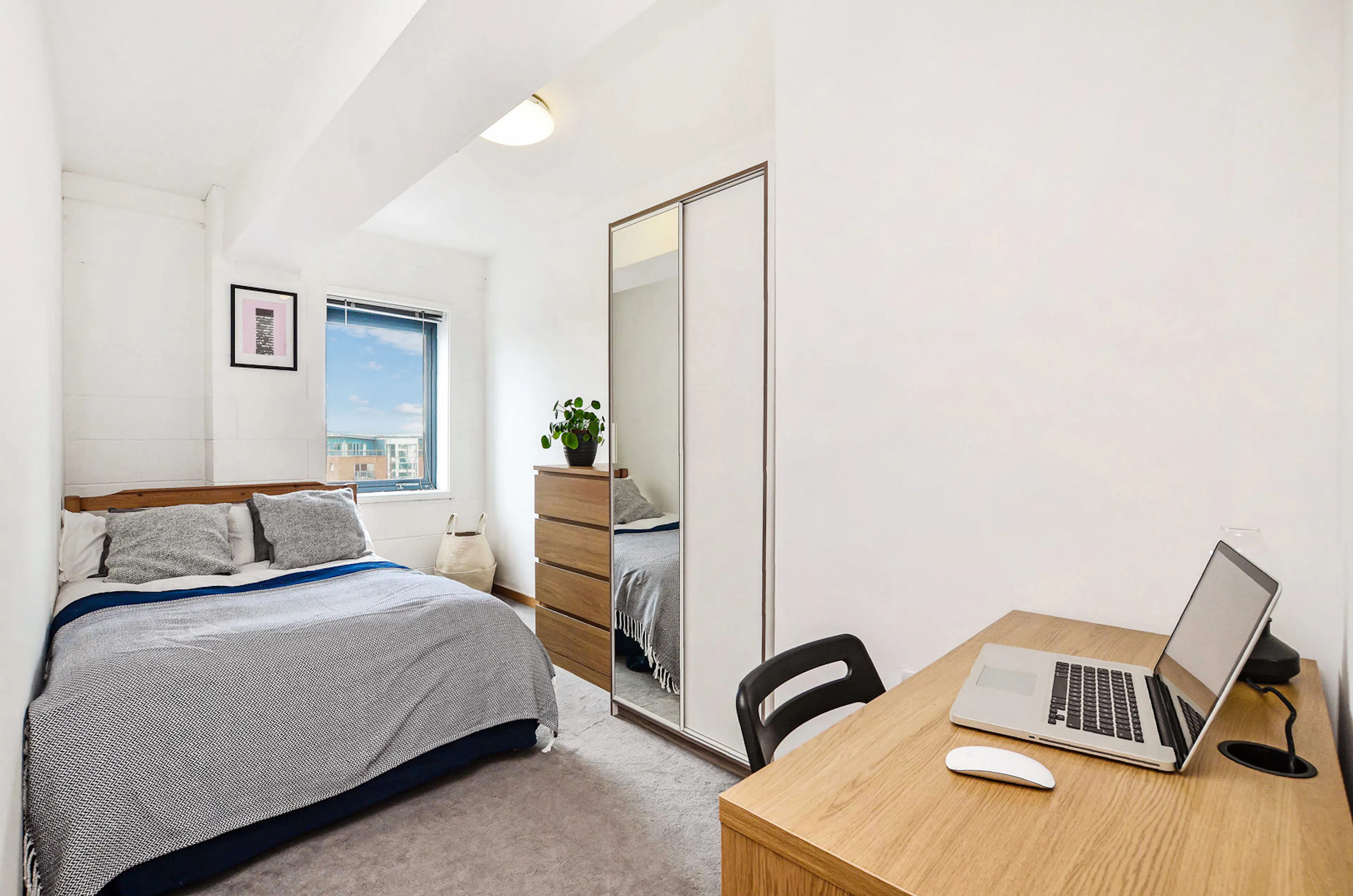 6 Bedroom Apartment ROOM 1
