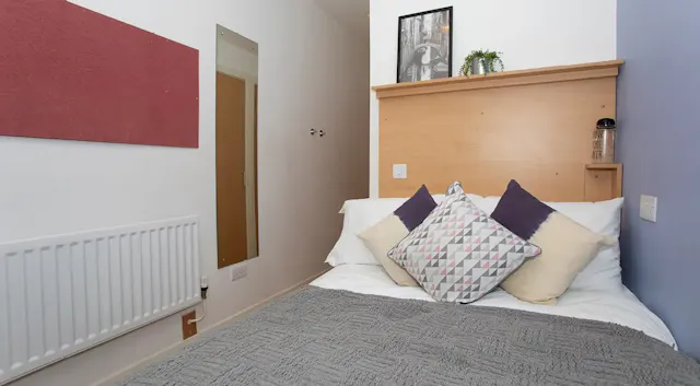 6 Bed Classic Ensuite room image 1