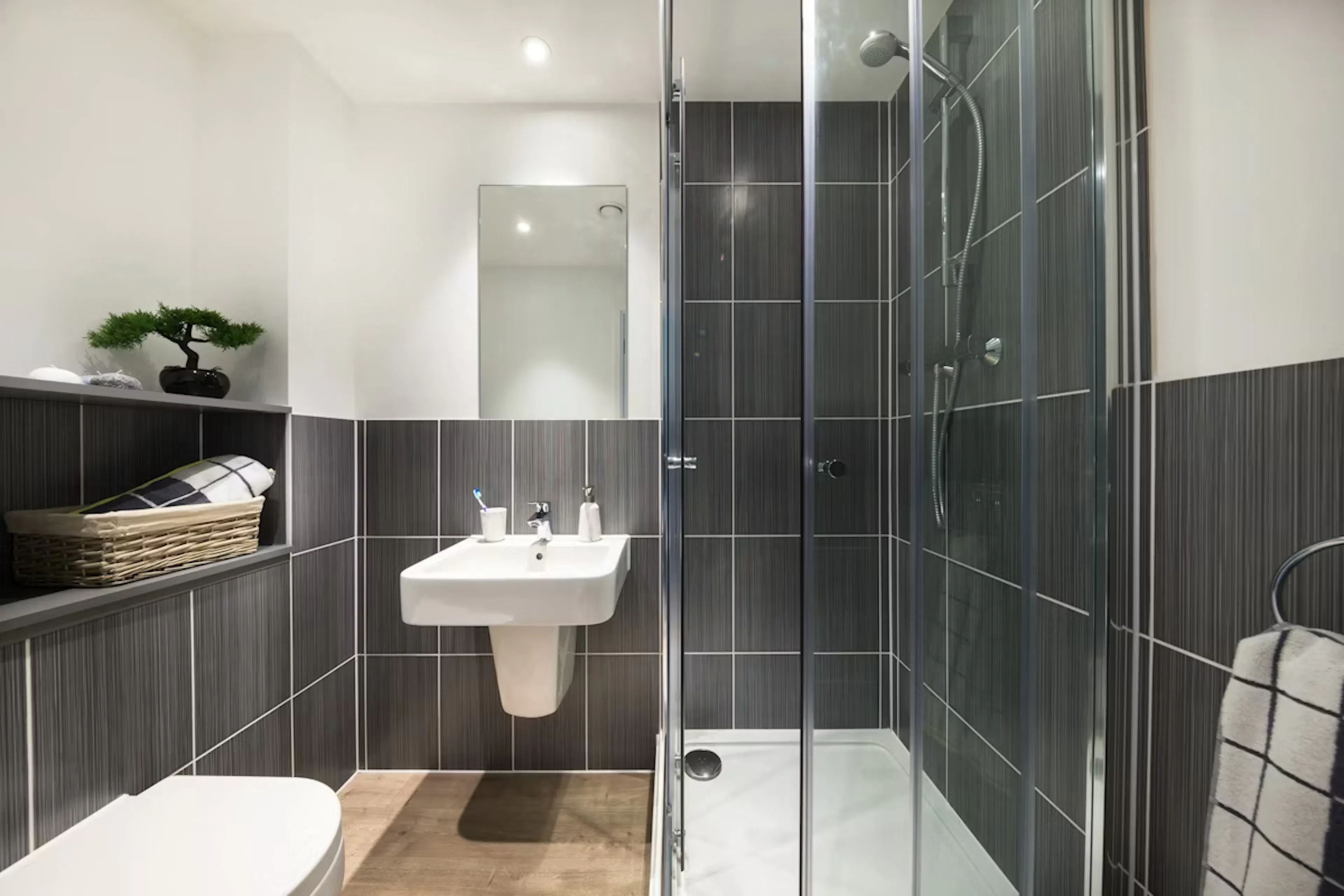 6 Bed Cluster En-suite BATHROOM 2
