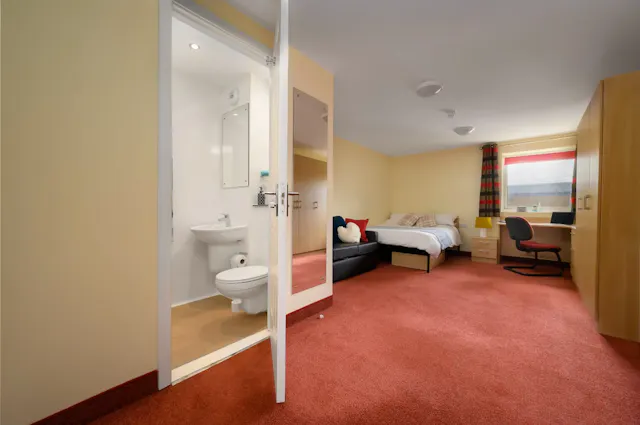 Deluxe 6 Bed Ensuite room image 1