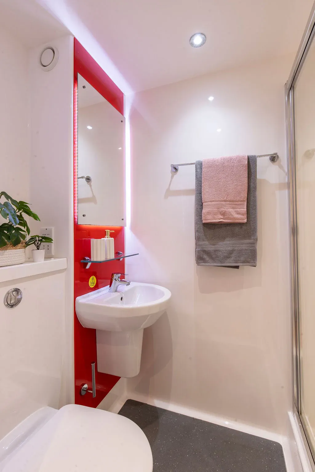 6 Bed En-suite BATHROOM 2