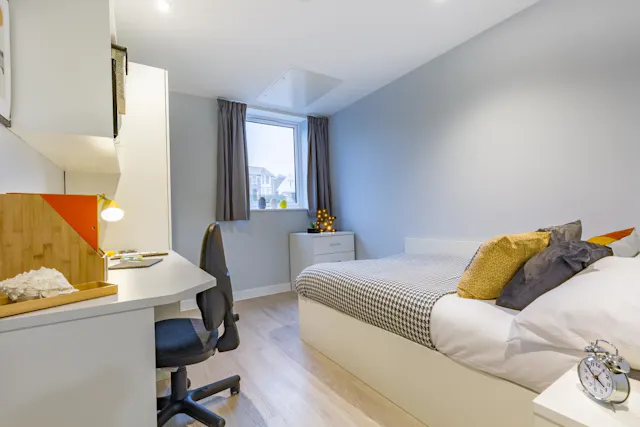 6 Bed Premium En-suite room image 1