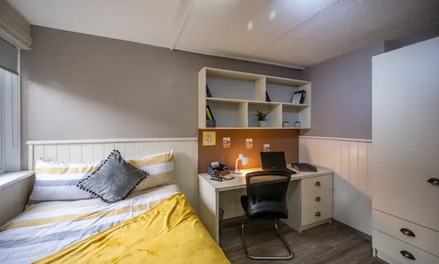 6 Bed Premium room image 1