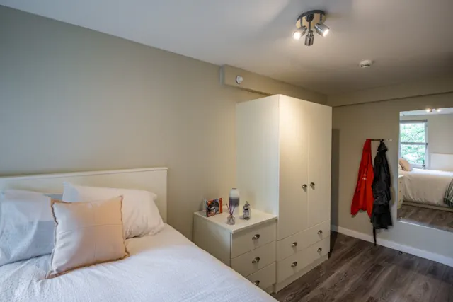 6 Bed Standard Plus room image 1