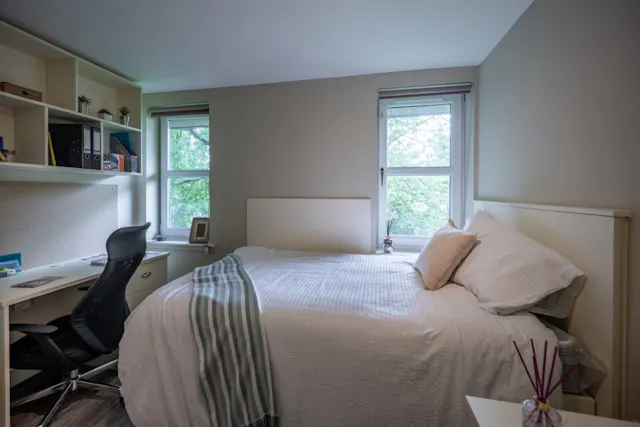 6 Bed Standard room image 1