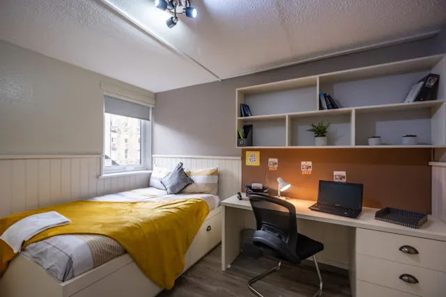 6 Bed Standard room image 1